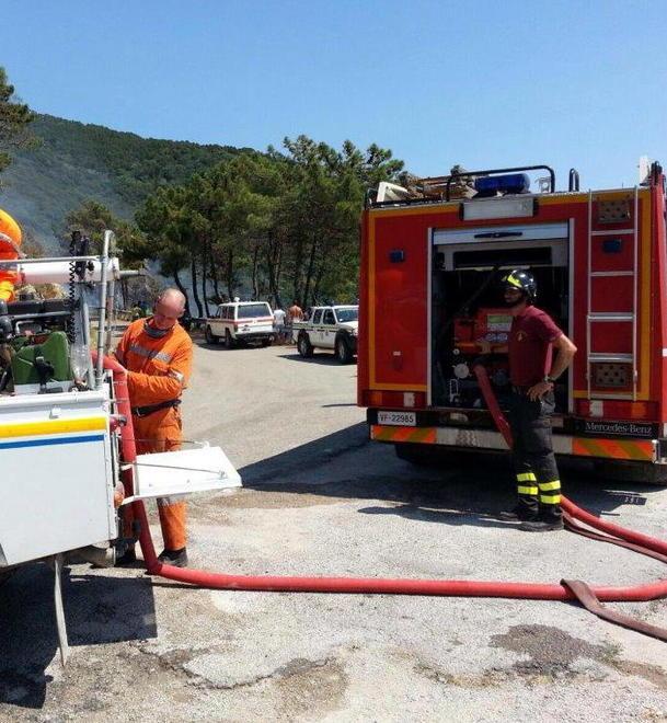 Monti Pisani, trenta ettari in fumo 