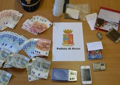 Cercano la ragazzina, trovano la droga in casa dell’amico