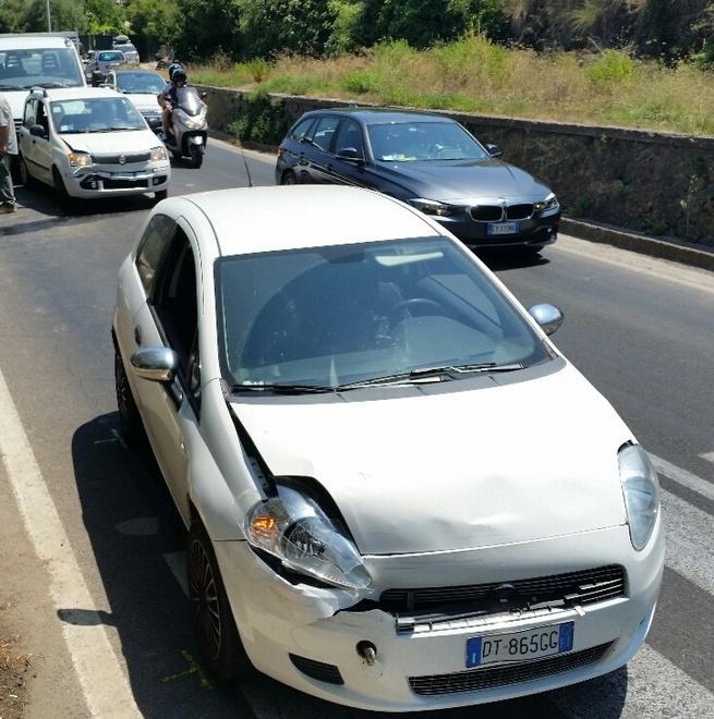 Tamponamento a catena tra 4 auto 