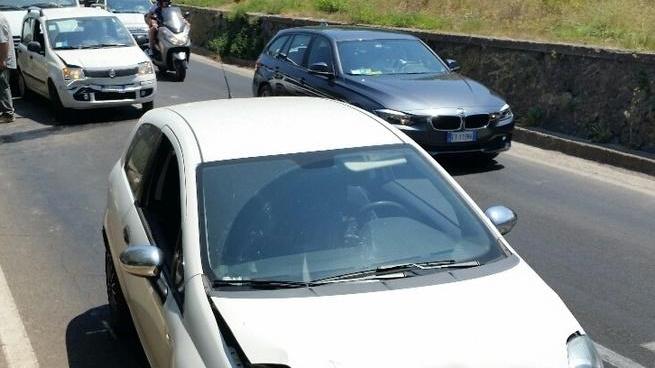 Tamponamento a catena tra 4 auto
