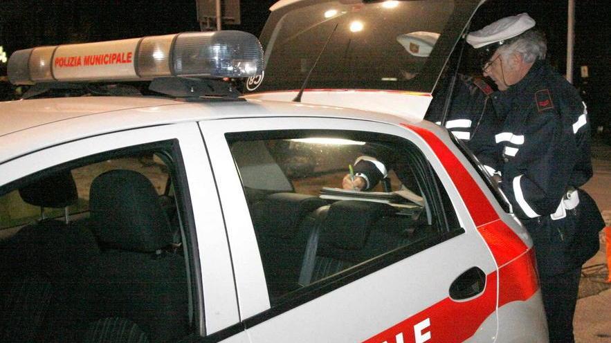 Fermato mentre guidava la Opel del morto