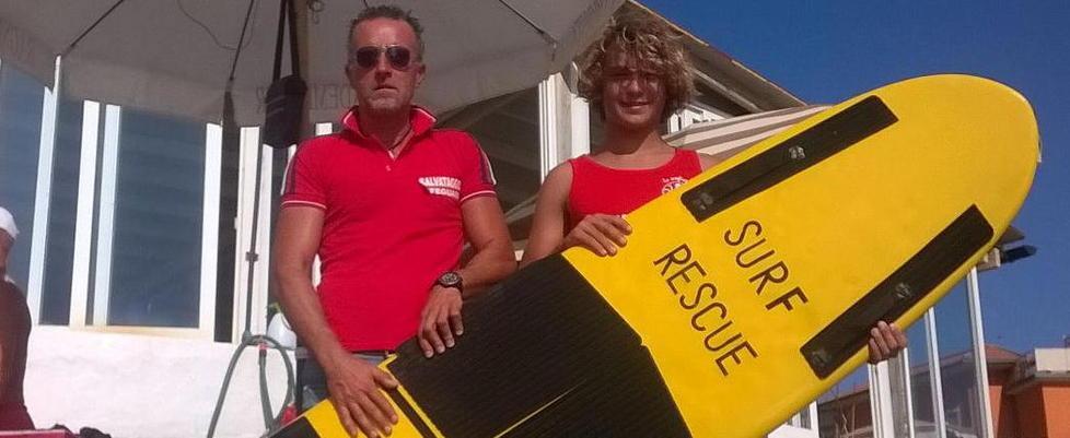 Il salvataggio con la tavola da surf