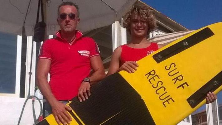 Il salvataggio con la tavola da surf