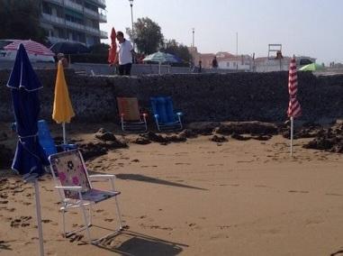 Rimossi ombrelloni e sdraio Blitz sulle spiagge libere