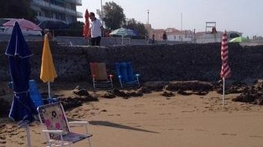 Rimossi ombrelloni e sdraio Blitz sulle spiagge libere
