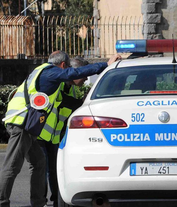 Guidava ubriaco senza patente l’auto non assicurata