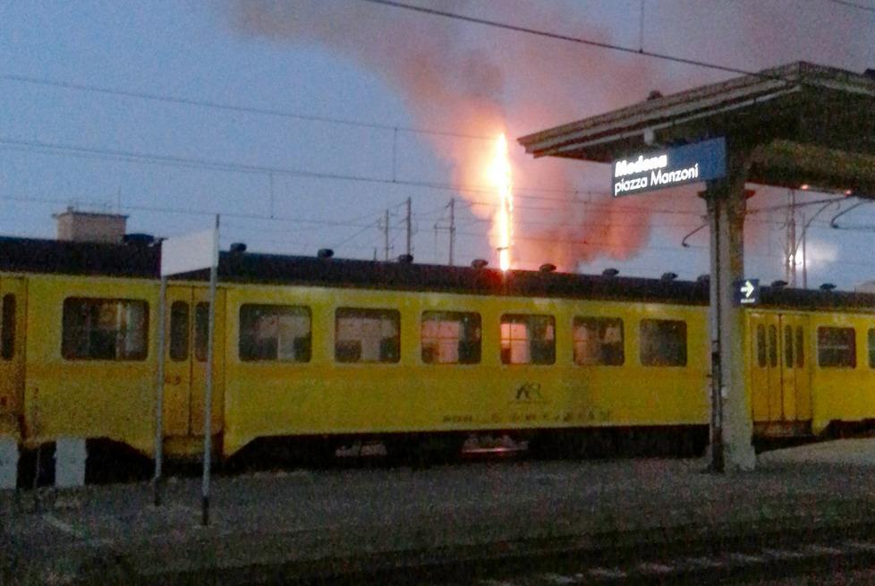 Stazione piccola, a fuoco il ripetitore per cellulari