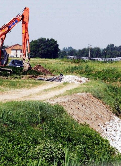 Incendio distrugge pressa e trattore