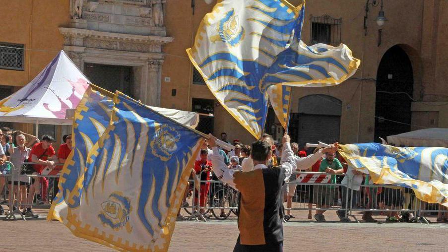 Le gare degli sbandieratori colorano l’estate del Palio