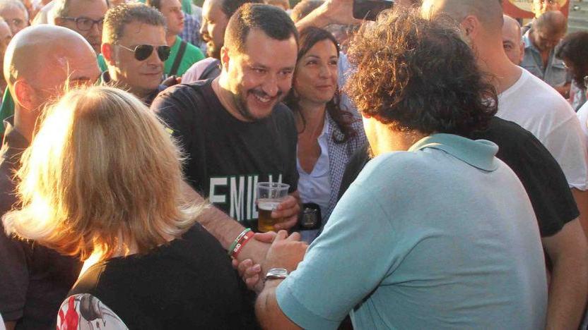 Salvini riscalda le truppe leghiste Poi tuffo in piscina