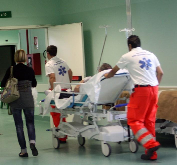 «Io la amo». E trascina la ferita fuori dal S. Anna 