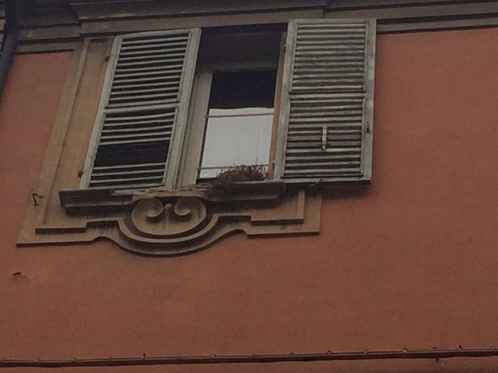 Crolla un cornicione:paura in via Roma 