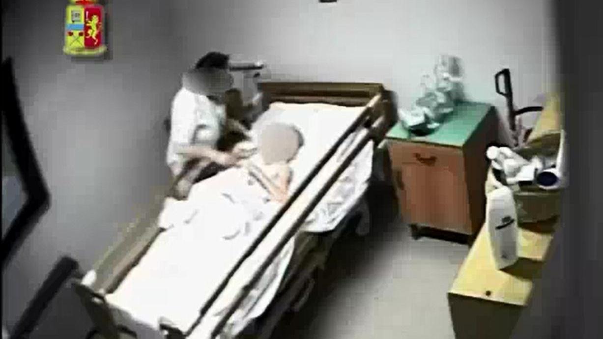 Un fotogramma dal video diffuso dalla polizia sui presunti maltrattamenti