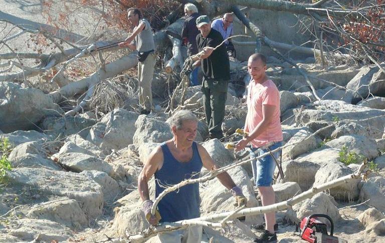 I volontari ripuliscono il torrente Enza 