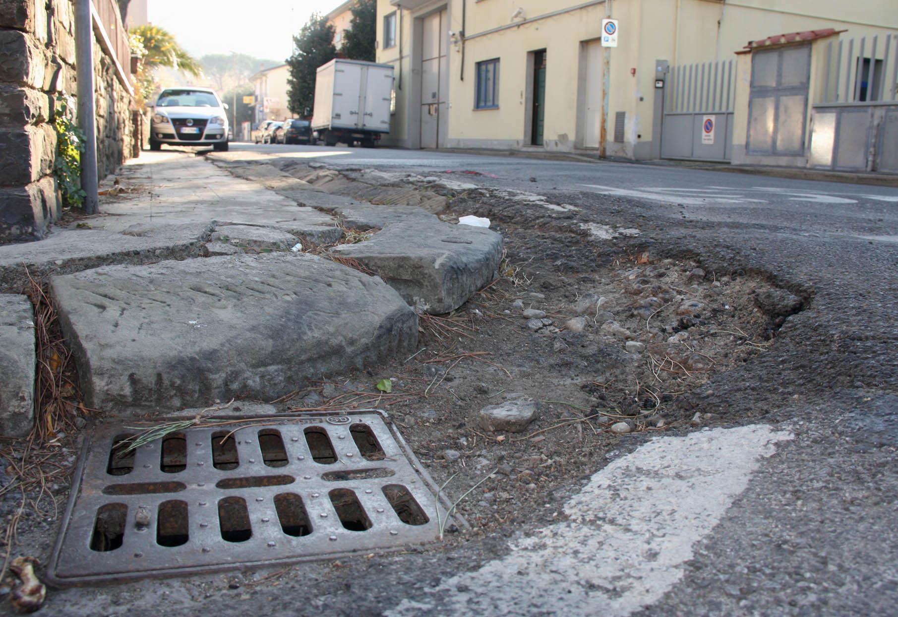 Una buca in via Marradi (archivio)