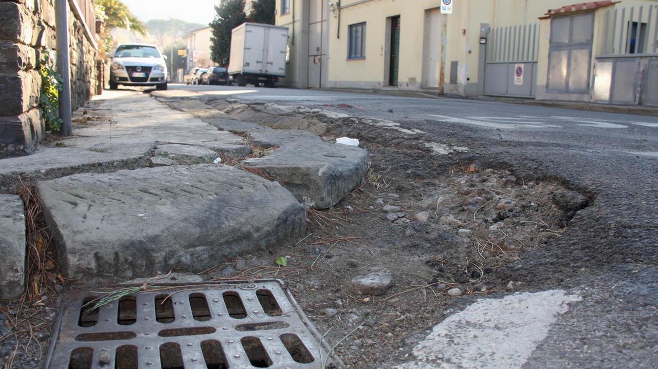 Una buca in via Marradi (archivio)