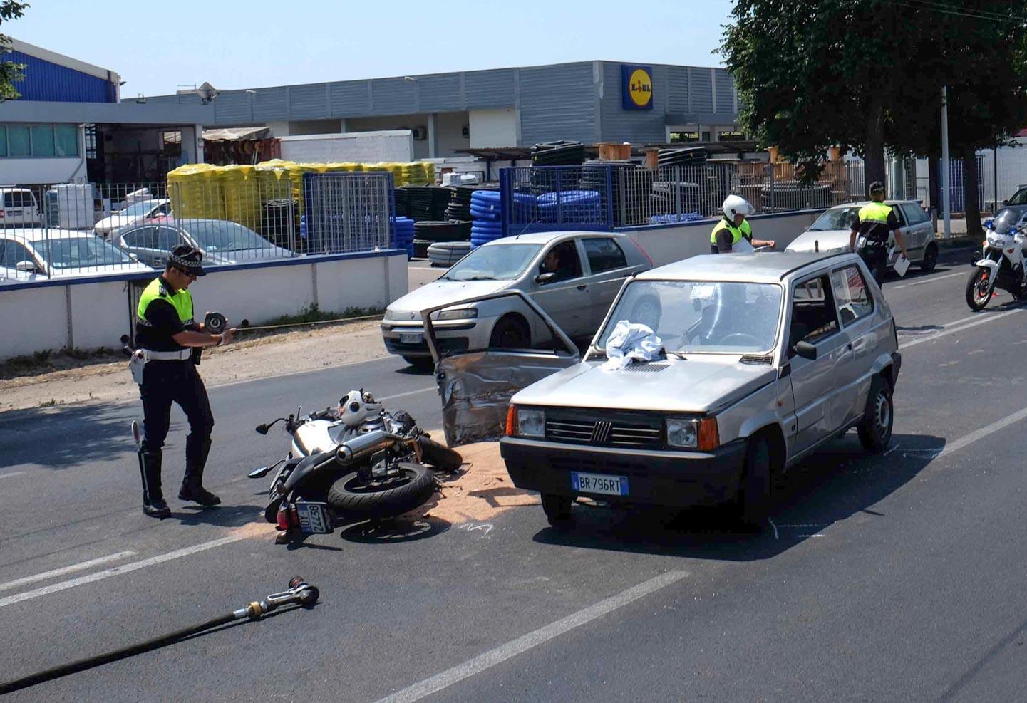 L'incidente di viale Marconi (foto Mario Rosas)