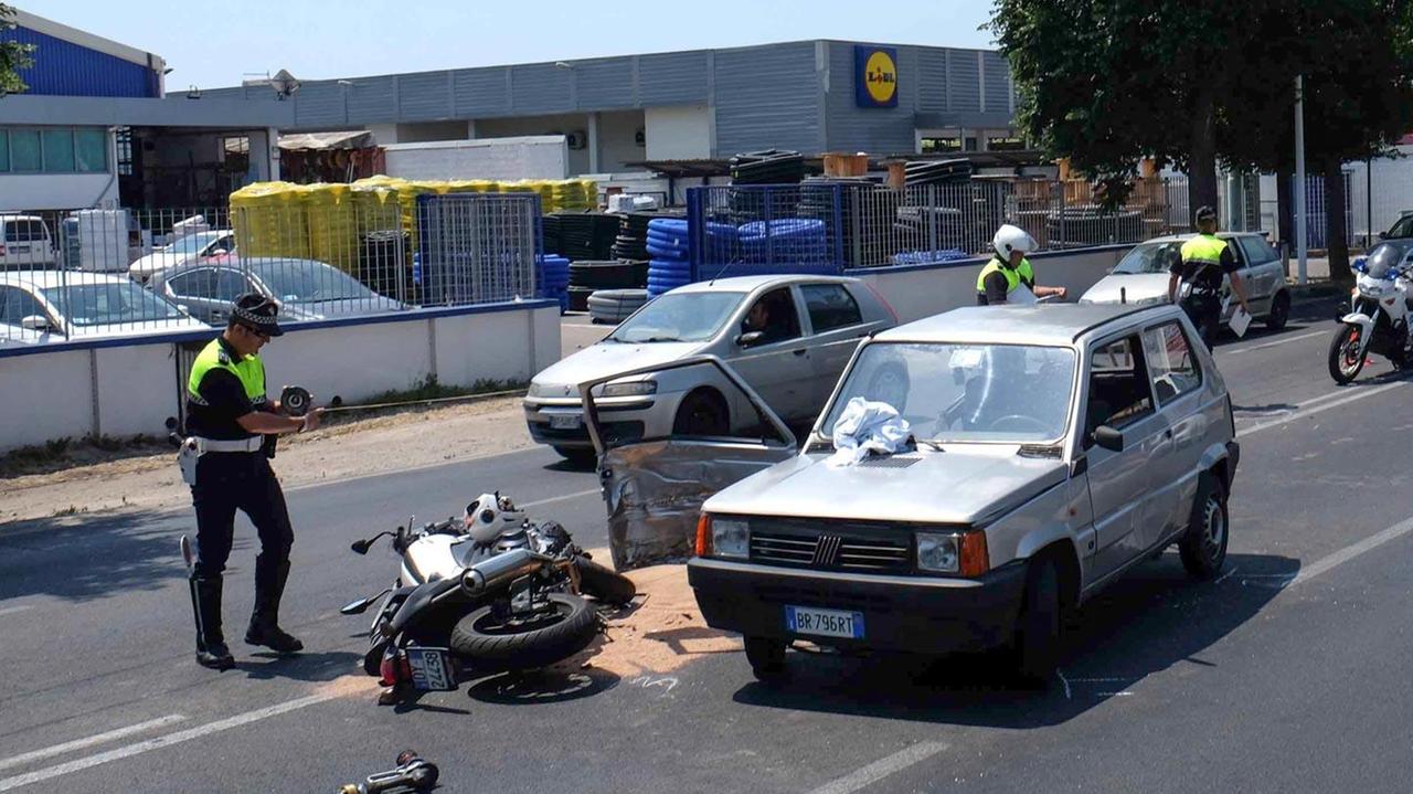 L'incidente di viale Marconi (foto Mario Rosas)