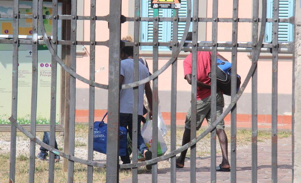 Due immigrati arrivano al Melo di via Caduti del Lavoro (foto Alberto Vincenzoni)