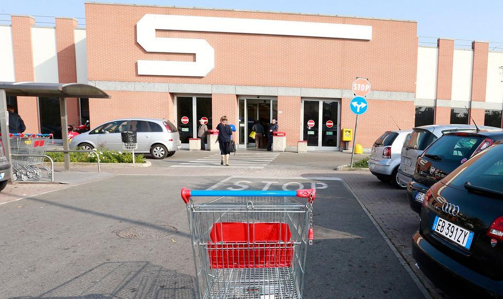 Modena, prende martello e colpisce cliente di un supermarket