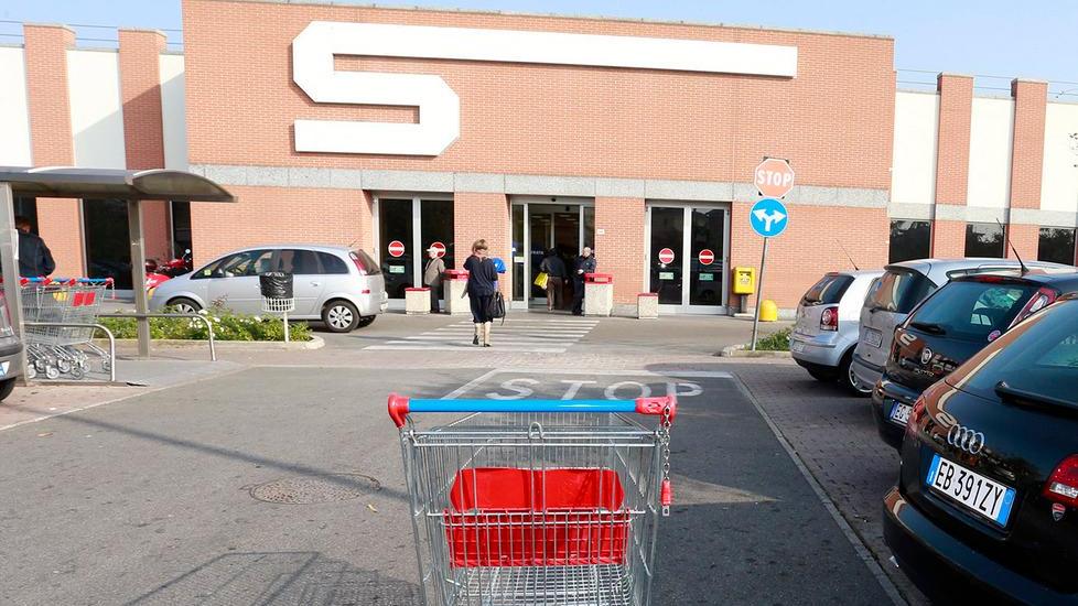 Modena, prende martello e colpisce cliente di un supermarket