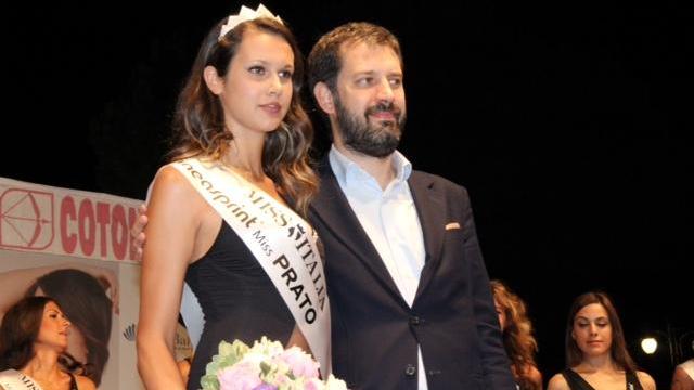 Greta Ceccarini, la nuova Miss Prato, insieme all'assessore Alessi (foto Batavia)