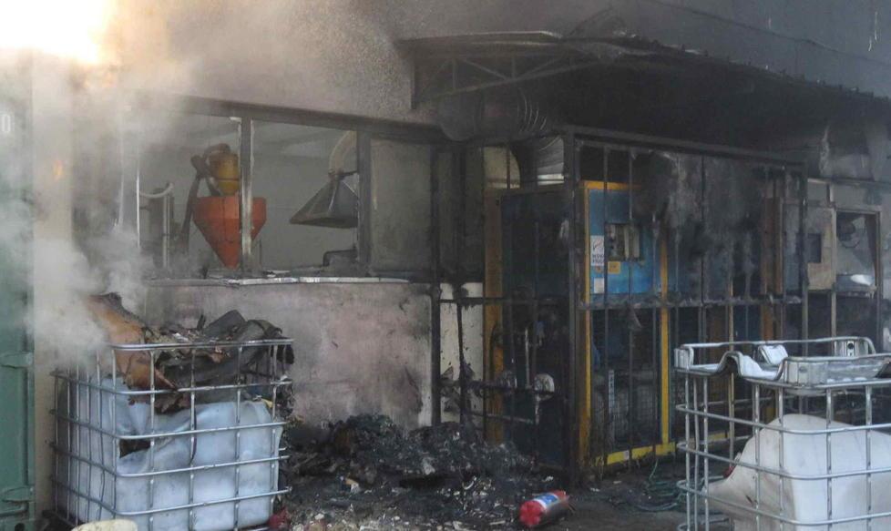 Fiamme nella fabbrica sequestrata 