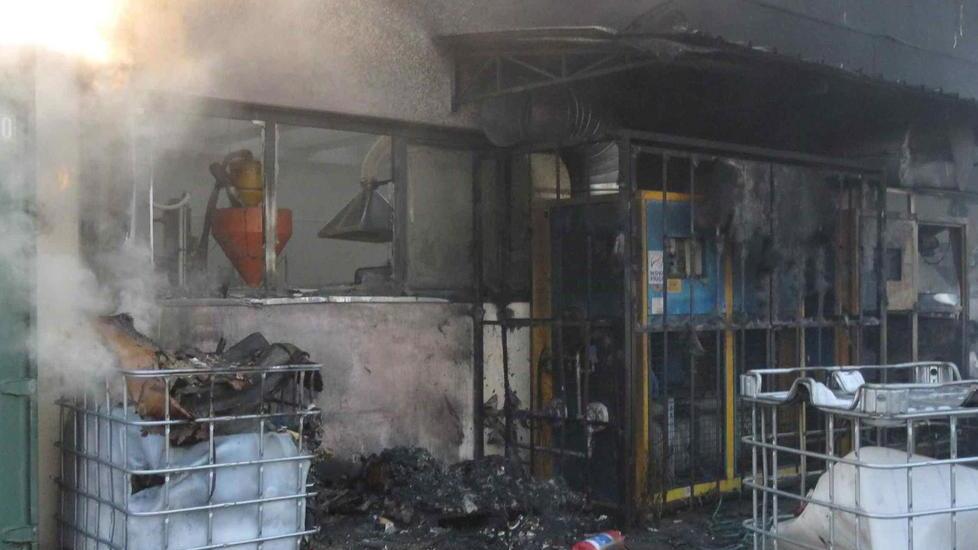 Fiamme nella fabbrica sequestrata