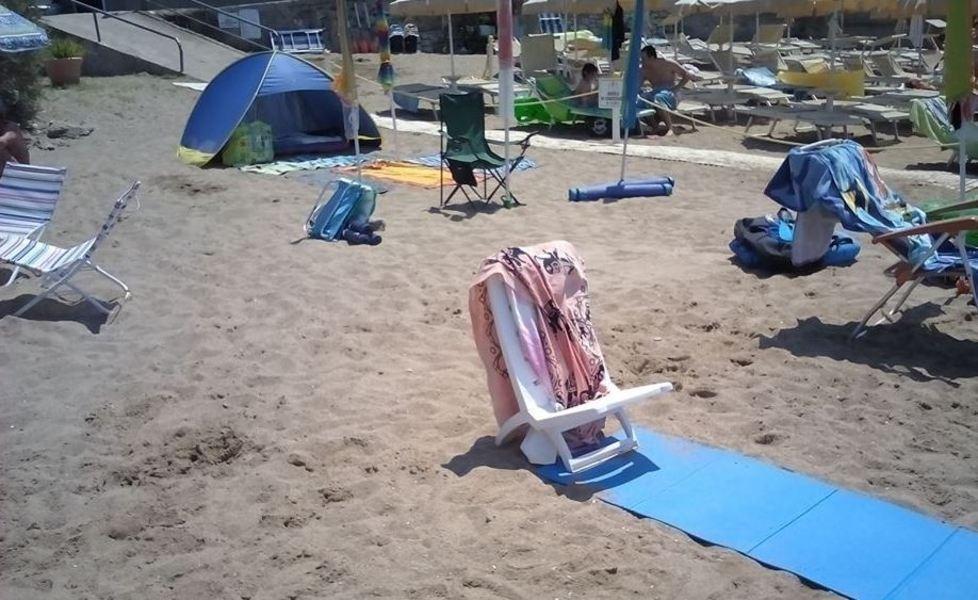 Spiagge “apparecchiate”, i bagnanti protestano 