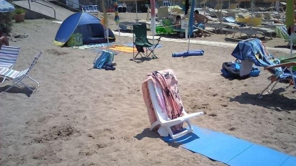 Spiagge “apparecchiate”, i bagnanti protestano