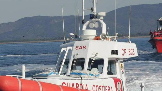 Barca in avaria con bimbi a bordo Tutti in salvo
