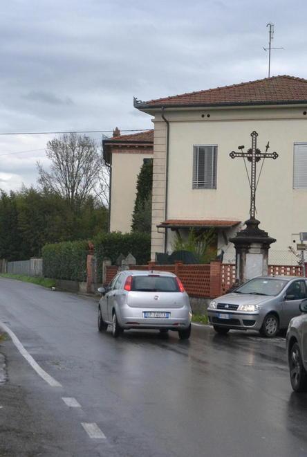 Gli abitanti chiedono interventi per via delle Ville