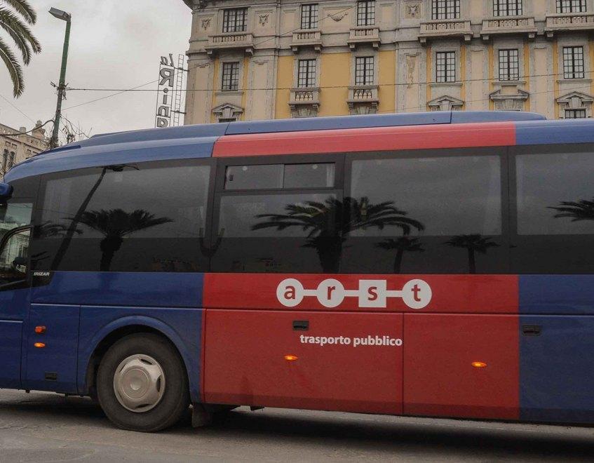 Finisce sotto il pullman Arst pensionato muore sul colpo