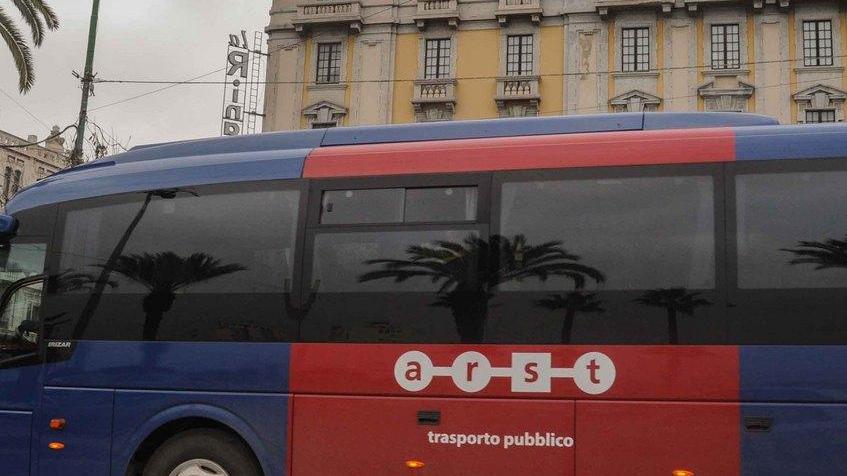Finisce sotto il pullman Arst pensionato muore sul colpo