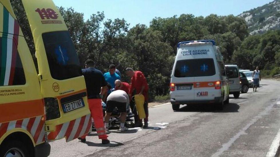 Tradito da una buca cade dalla moto mentre va al mare