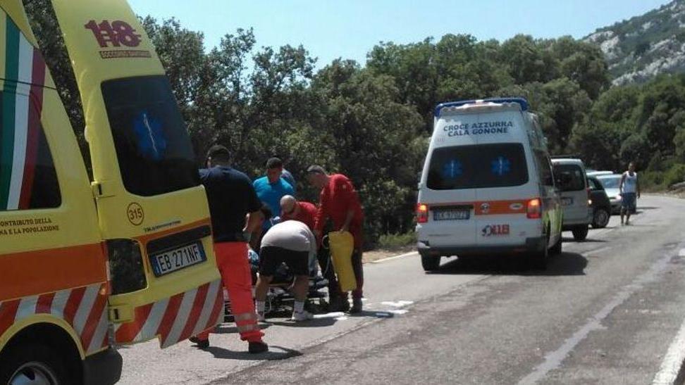 Tradito da una buca cade dalla moto mentre va al mare