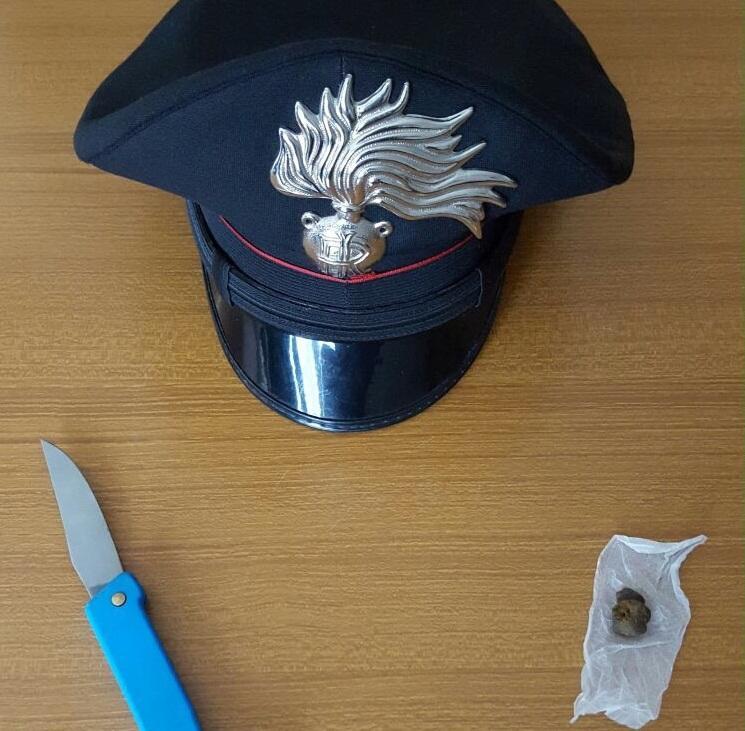 Il coltello e i due grammi di hashish sequestrati