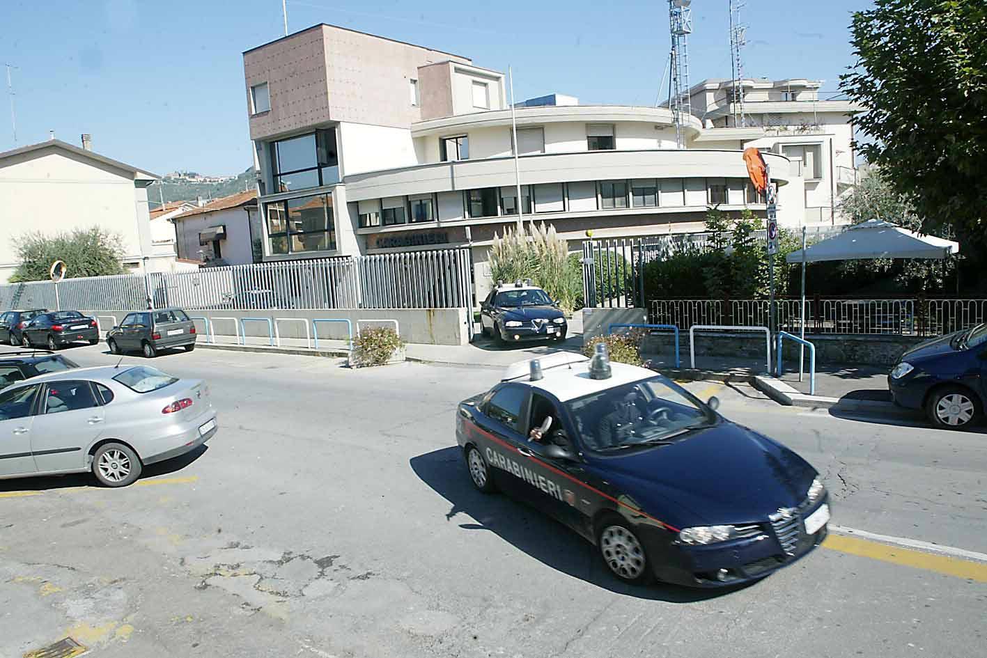 Lancia il cane dalla finestra durante un litigio