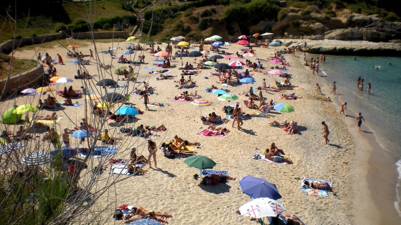 Bagnanti in spiaggia a Porto Torres