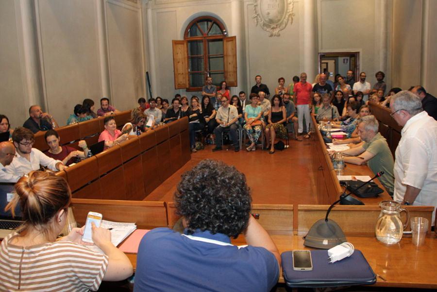 Tanti insegnanti al consiglio comunale aperto sulla riforma della scuola