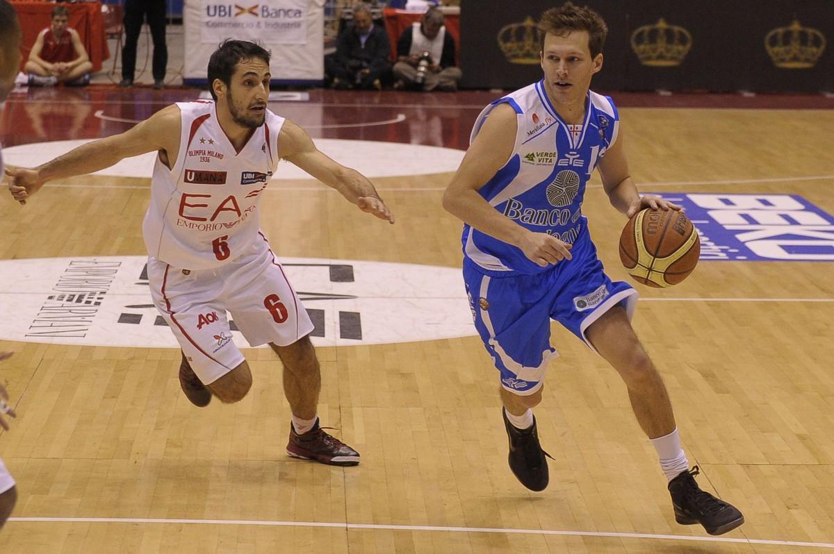 Rok Stipcevic contro Travis Diener quando vestiva la maglia dell'Armani Milano