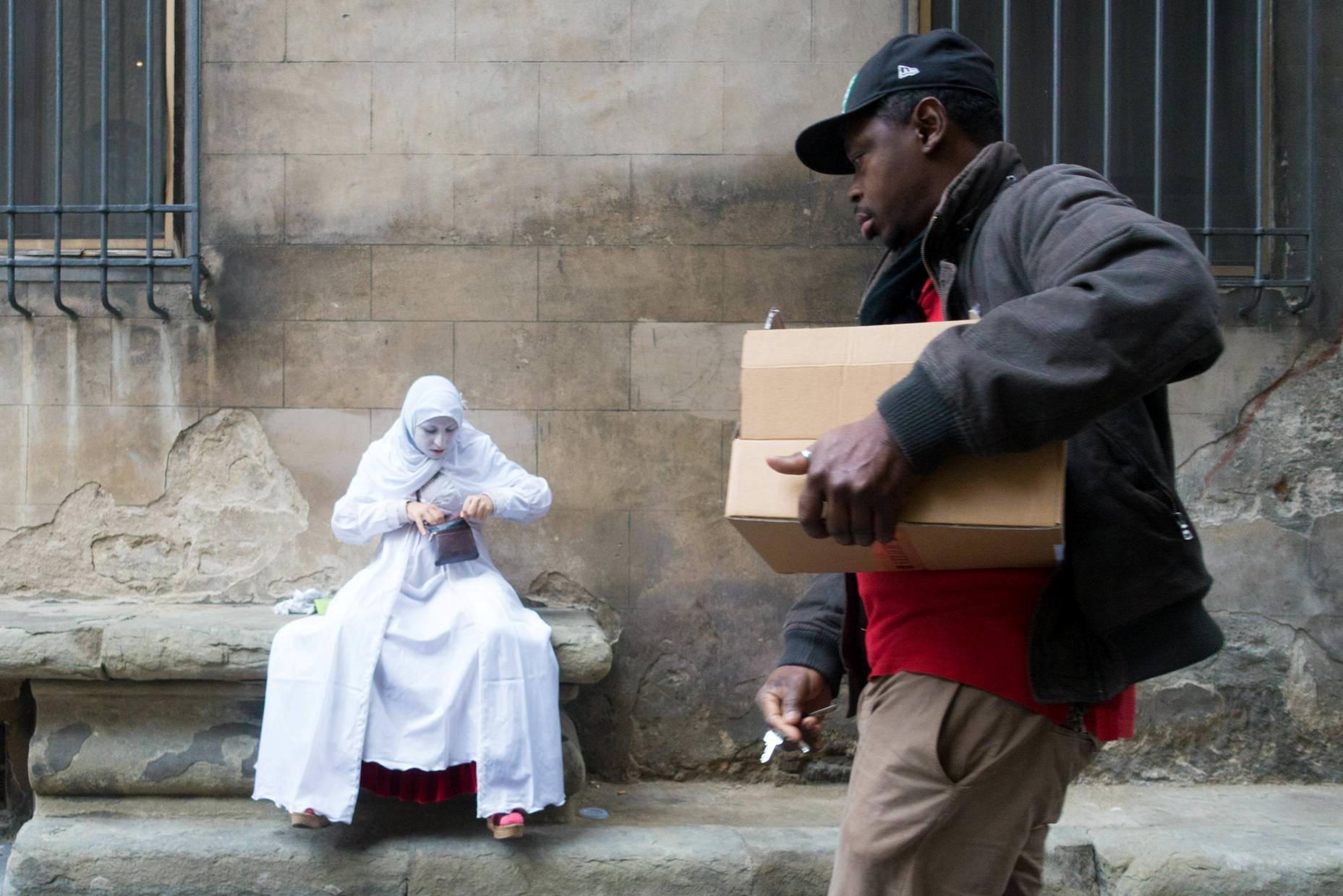 Una mendicante travestita da mimo (foto Massimo Sestini)