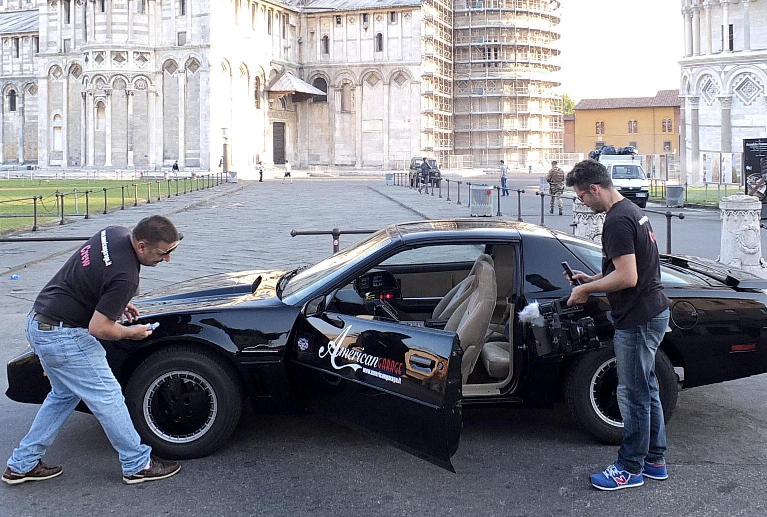 La Kitt del pisano Marco Valleggi e del chiesinese Valerio Torrigiani sotto la Torre prima della partenza per la Francia
