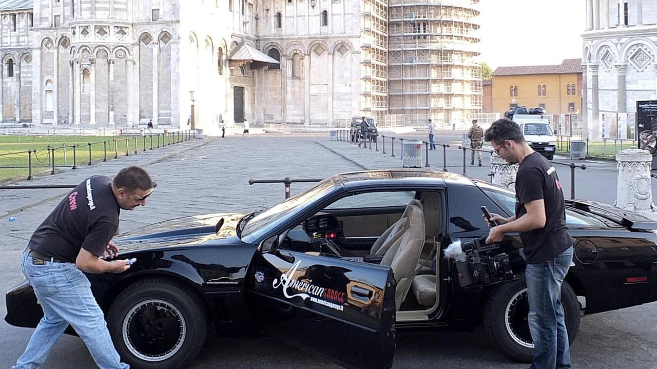 La Kitt del pisano Marco Valleggi e del chiesinese Valerio Torrigiani sotto la Torre prima della partenza per la Francia