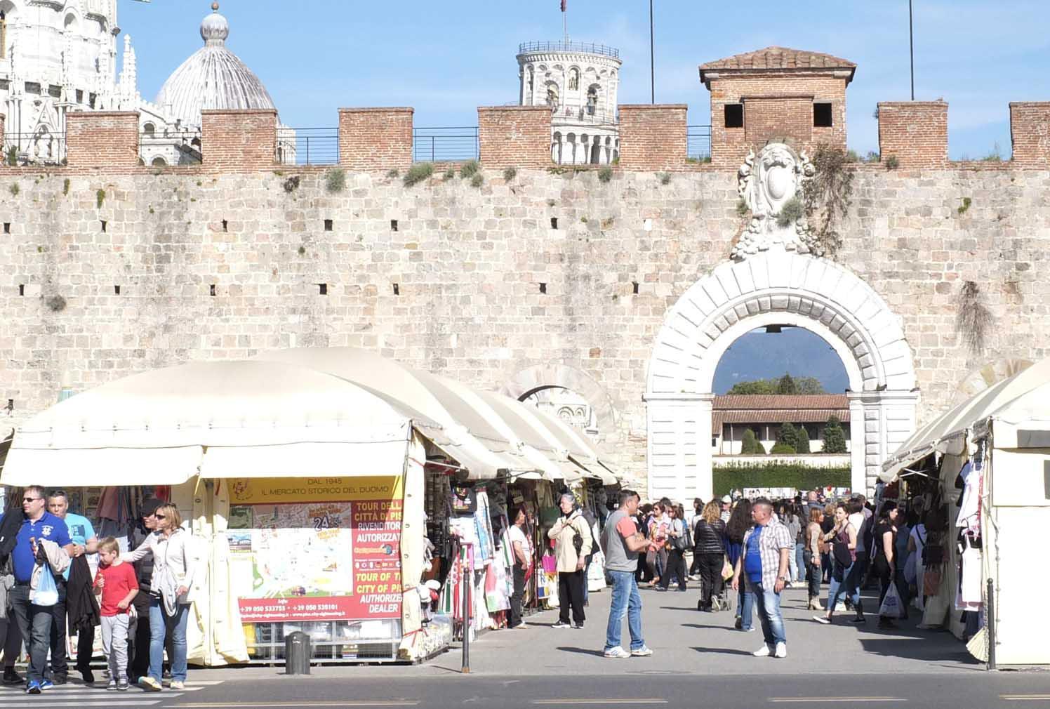 Bancarelle in piazza Manin