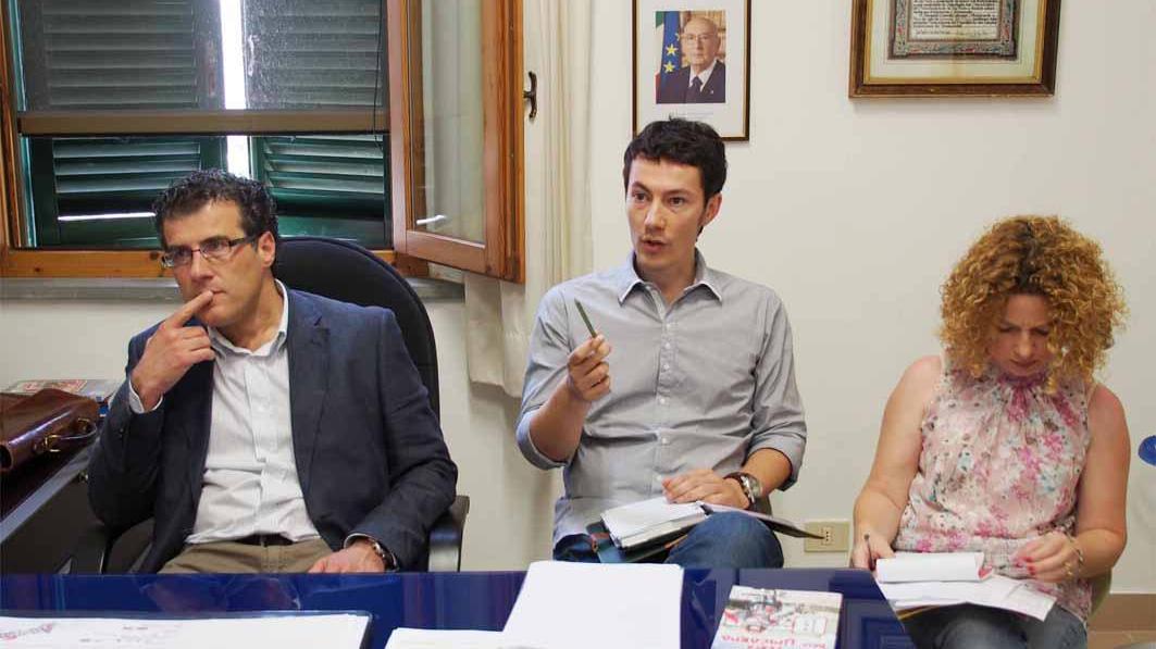 Il sindaco Torchia a sinistra con due assessori, Vanni al centro, e a destra Iallorenzi