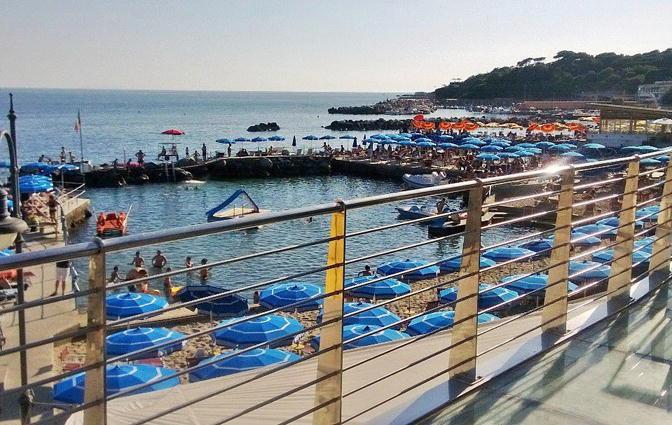 I bagni Salvadori, dove l'uomo ha rischiato di annegare