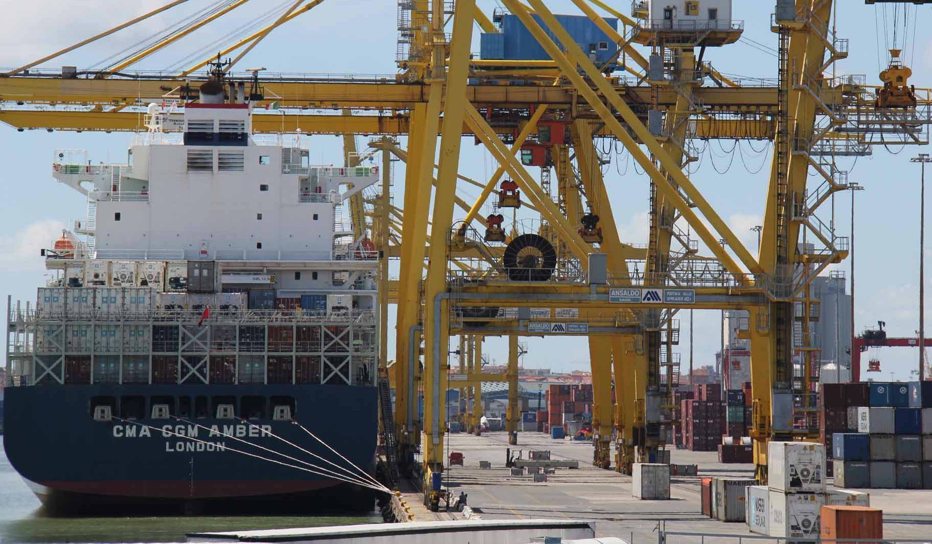 UNa nave portacontainer sulla sponda ovest della Darsena Toscana al terminal Tdt