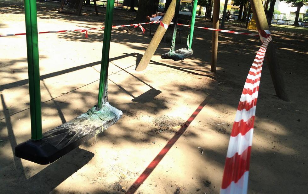 Incendiata l’altalena Vandali scatenati nel parco pubblico 