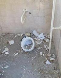Bagni senza porte davanti al parcheggio